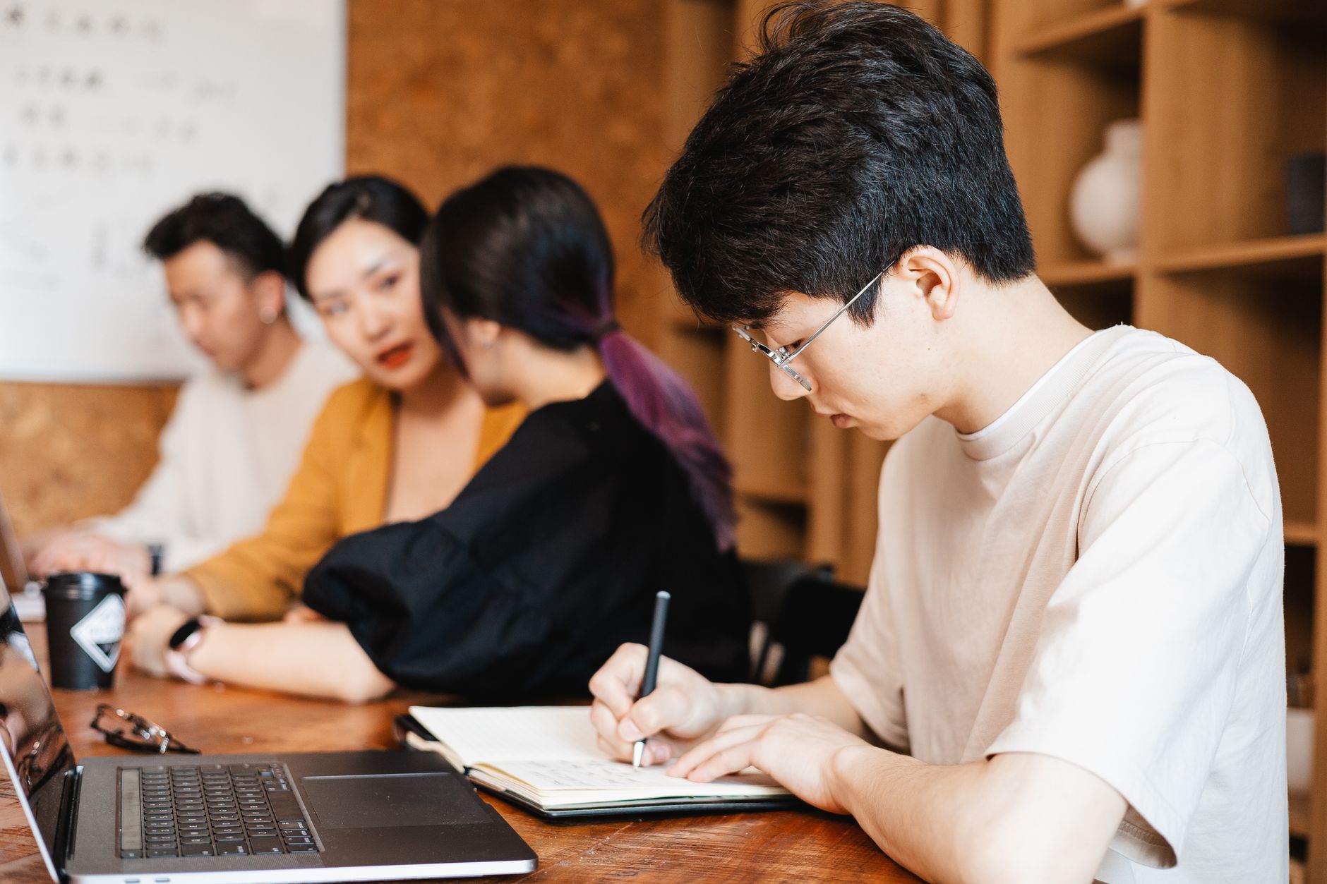2026年英國搵工支援：16至24歲Universal Credit申領人如何透過Help to Find Work計劃就業